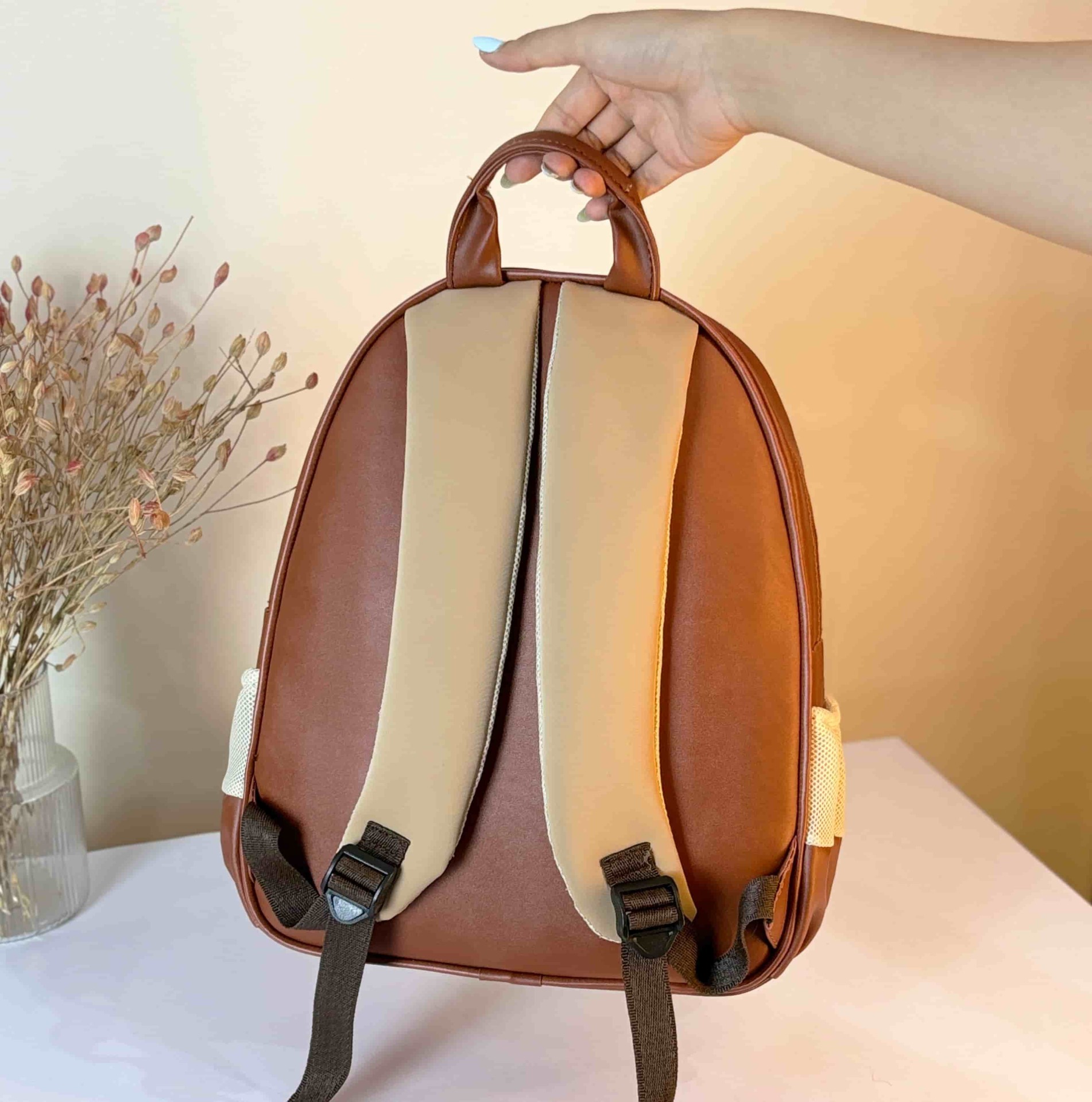  کوله پشتی چرم وارداتی مدل نبات از پشت با بندهای قابل تنظیم مناسب برای مسافرت، مهمانی - توت‌‌ فرنگی 